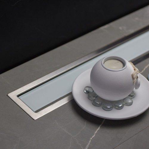 CONFLUO PREMIUM LINE ZUHANYFOLYÓKA, 850MM SZÉLESSÉG, ÖNTISZTÍTÓ S SZIFON, ELBURKOLHATÓ VAGY FEHÉR SZÍNŰ ÜVEG, 48LITER/PERC ÁTFOLYÁS, SZIVÁRGÁSMENTES